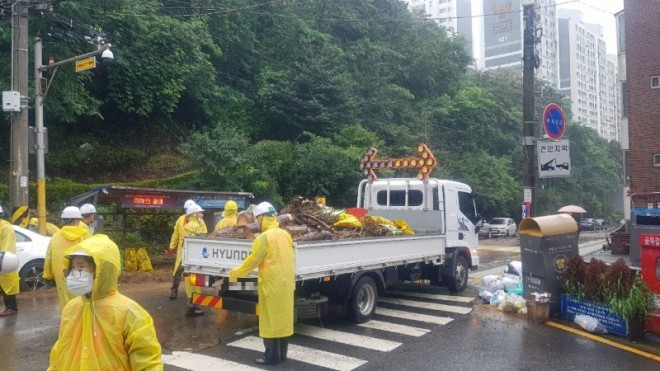 지난해 여름, 동작구에서 덤프트럭 등 장비 이용해 수해복구 하는 모습.jpg